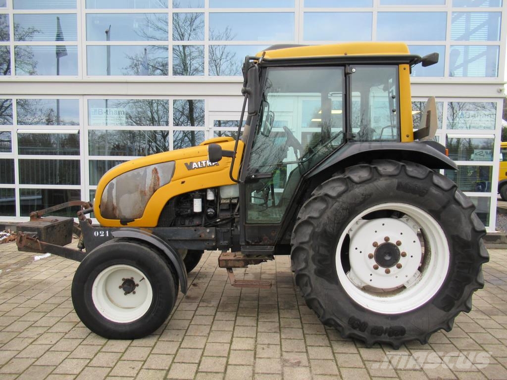 Valtra A75 4x2 + Fronthef VALMET Tractoare