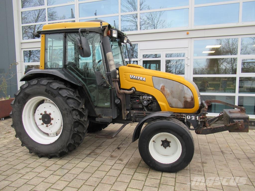 Valtra A75 4x2 + Fronthef VALMET Tractoare