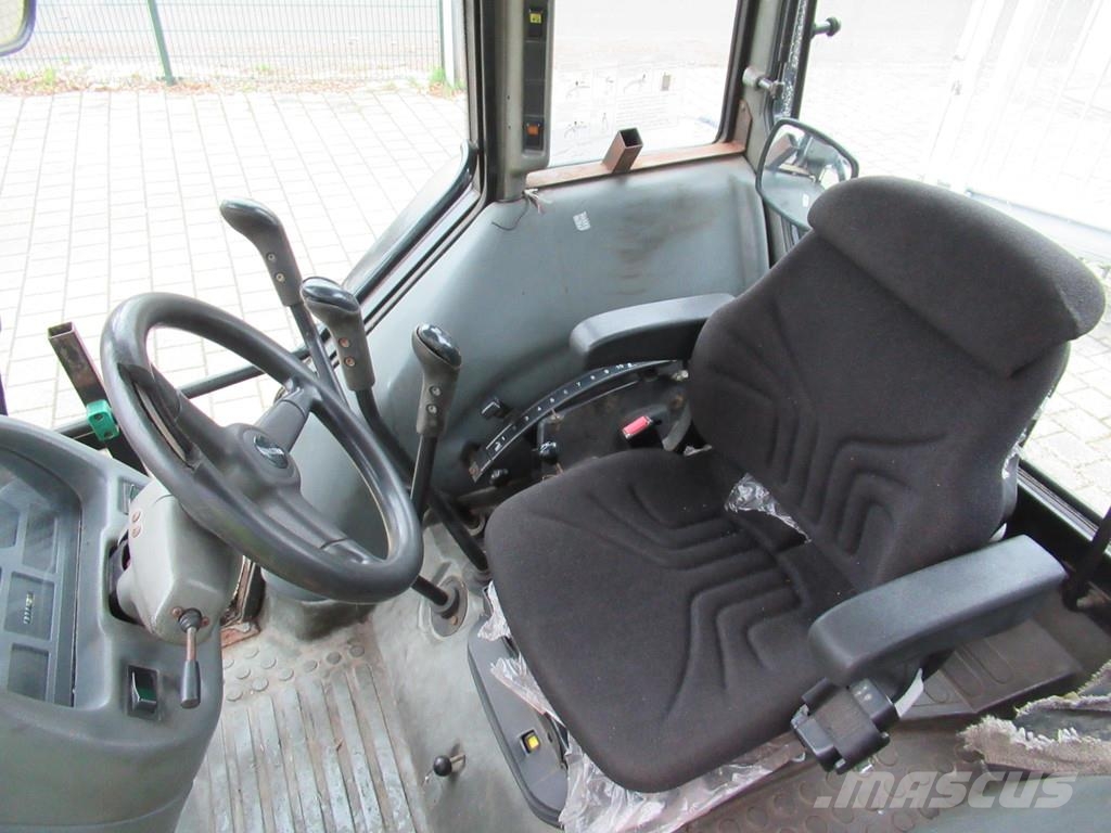Valtra A75 4x2 + Fronthef VALMET Tractoare