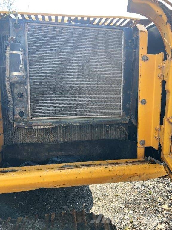 JCB JS 220 LC Bageri guseničari