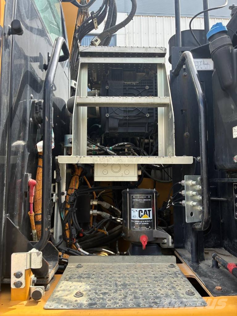 CAT M320F Wheeled excavators