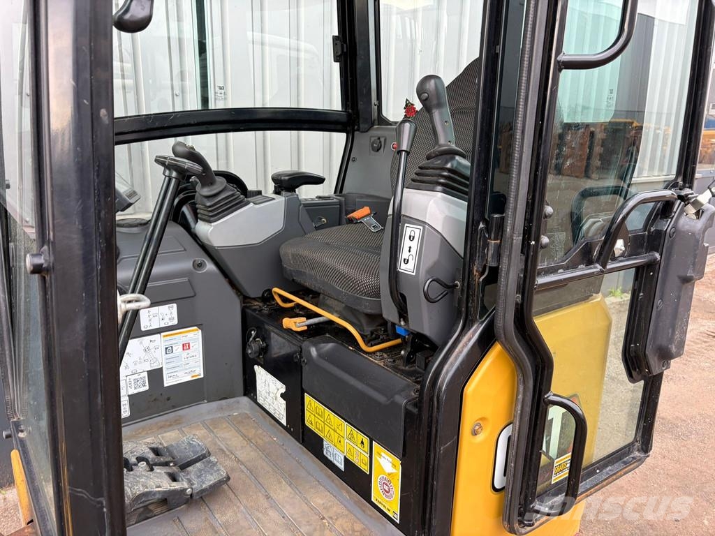 CAT 301.8-05 Escavadeiras de esteiras