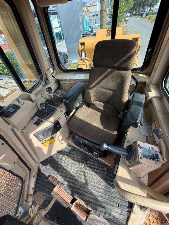 CAT D8R بلدوزرات مجنزرة
