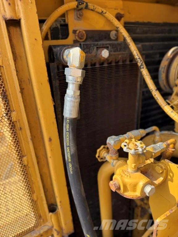 CAT D8R بلدوزرات مجنزرة