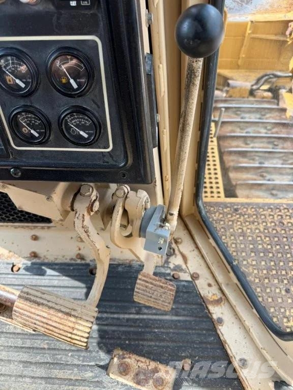 CAT D8R بلدوزرات مجنزرة