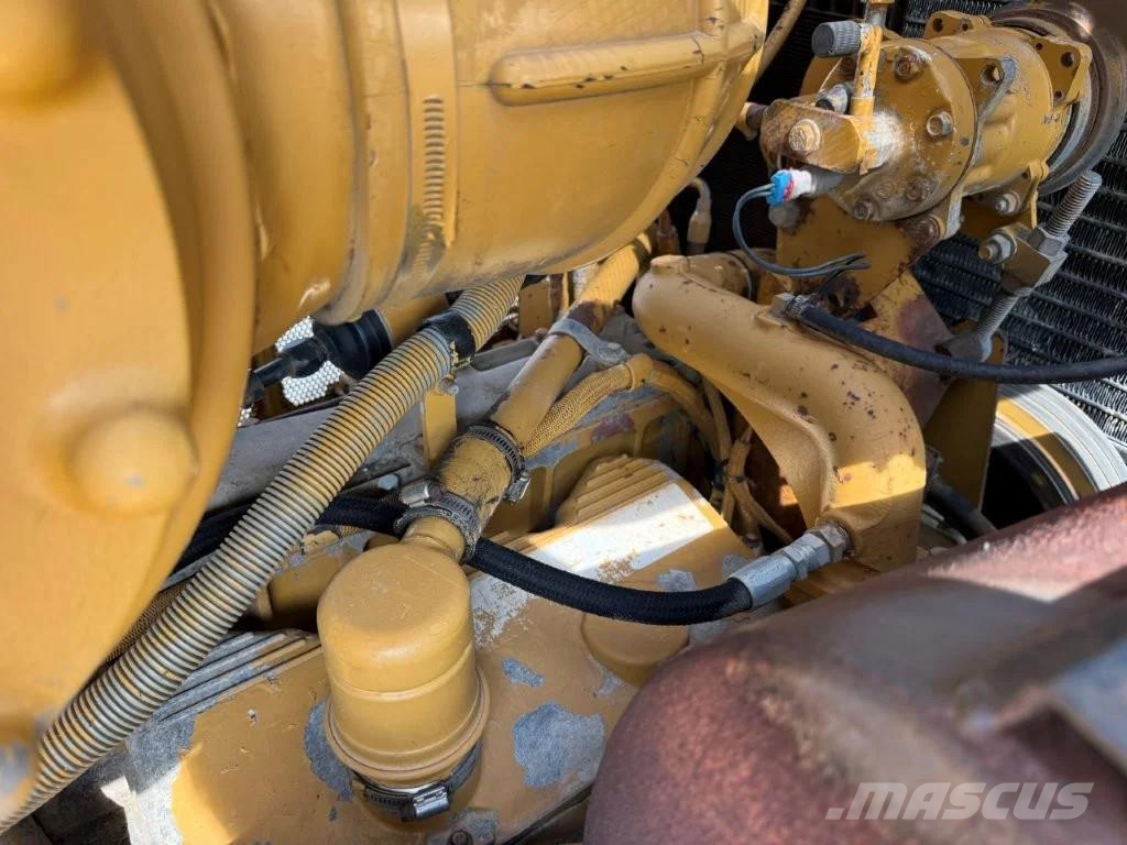 CAT D8R بلدوزرات مجنزرة