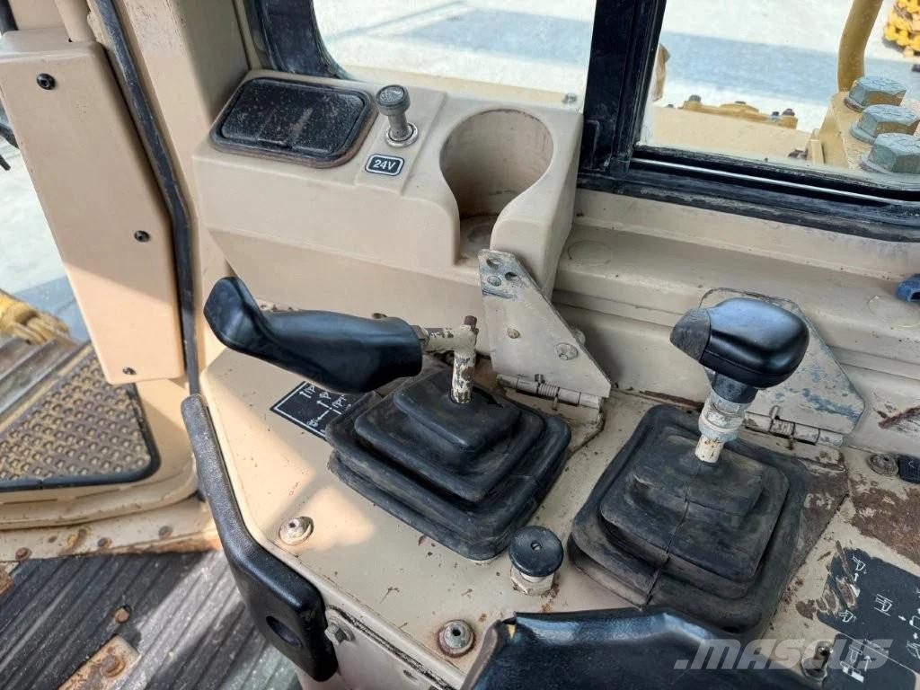 CAT D8R بلدوزرات مجنزرة