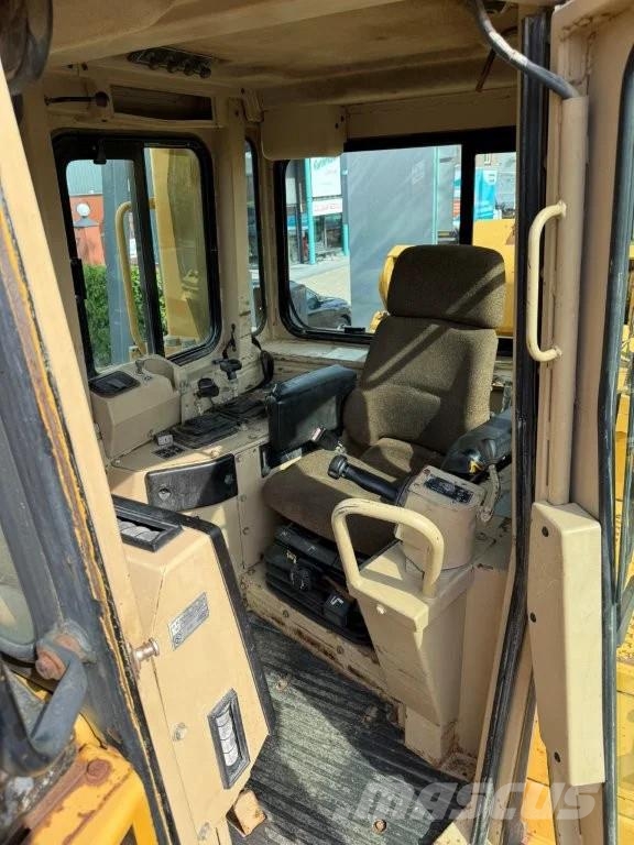 CAT D8R بلدوزرات مجنزرة