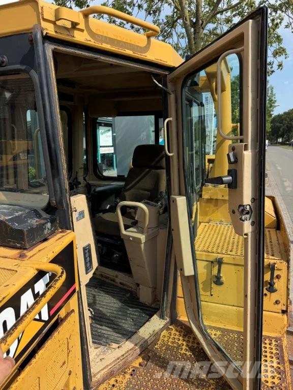 CAT D8R بلدوزرات مجنزرة