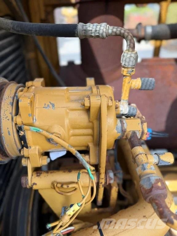 CAT D8R بلدوزرات مجنزرة