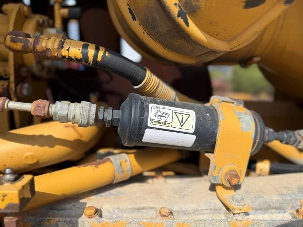 CAT D8R بلدوزرات مجنزرة