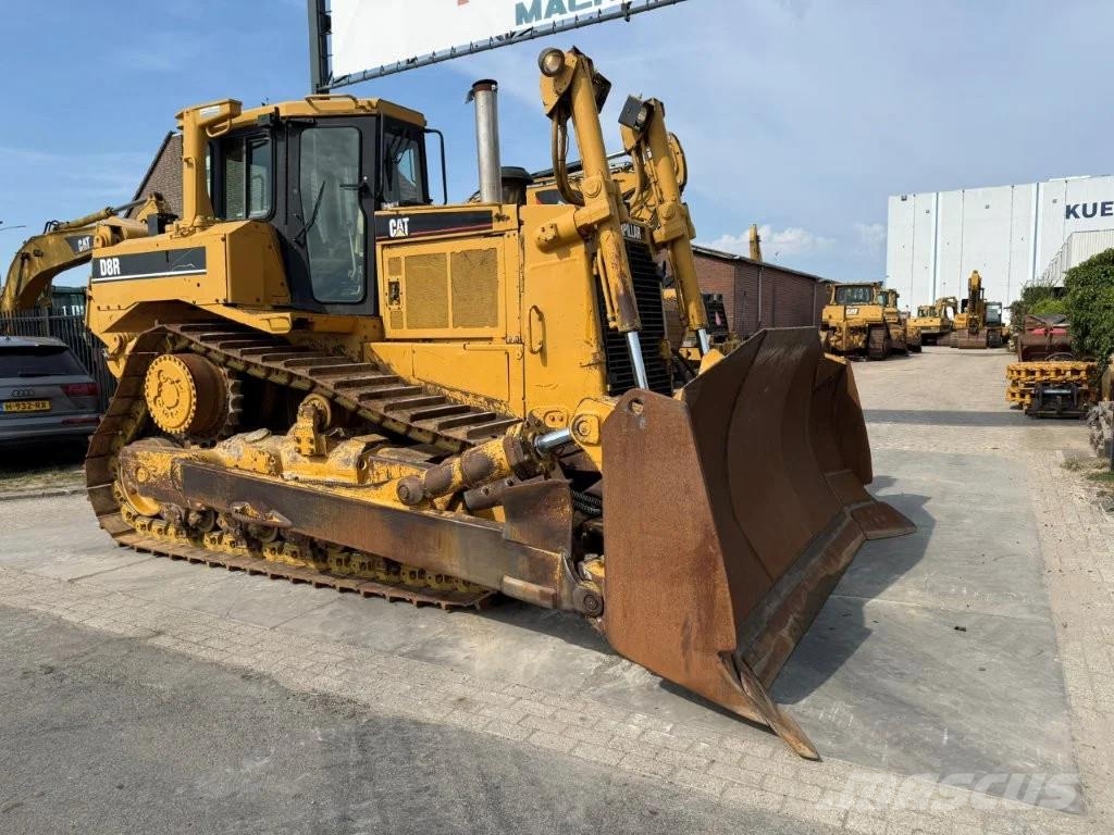 CAT D8R بلدوزرات مجنزرة