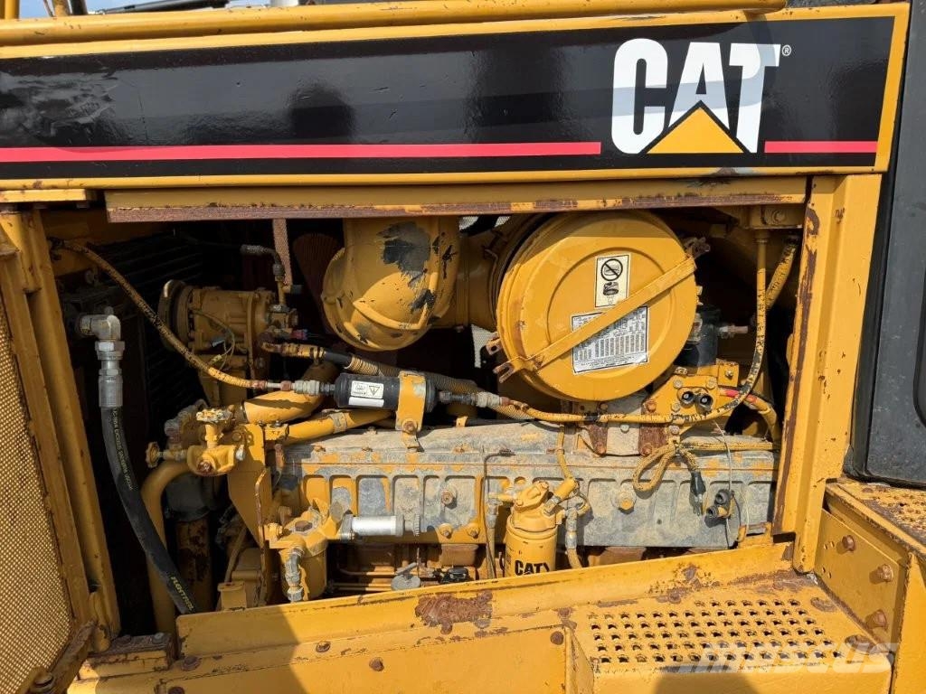 CAT D8R بلدوزرات مجنزرة
