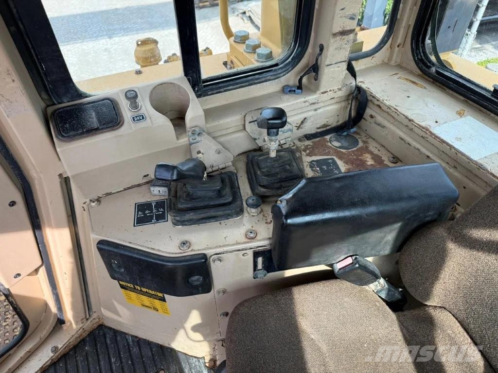 CAT D8R بلدوزرات مجنزرة