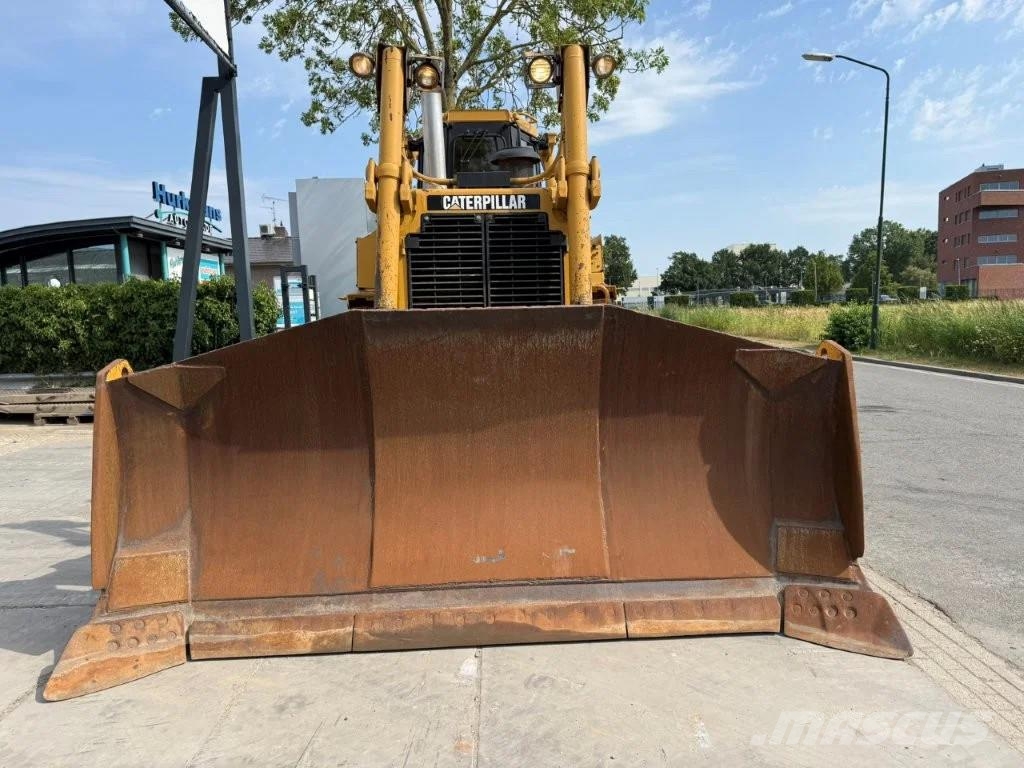 CAT D8R بلدوزرات مجنزرة