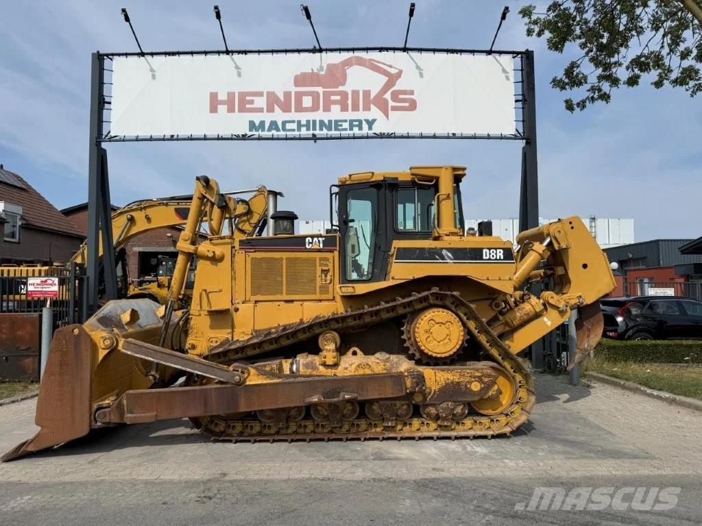 CAT D8R بلدوزرات مجنزرة
