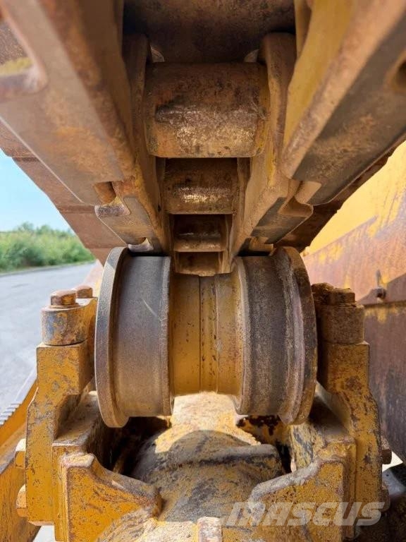 CAT D8R بلدوزرات مجنزرة