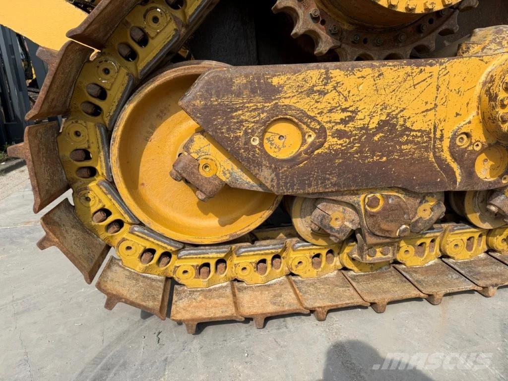 CAT D8R بلدوزرات مجنزرة