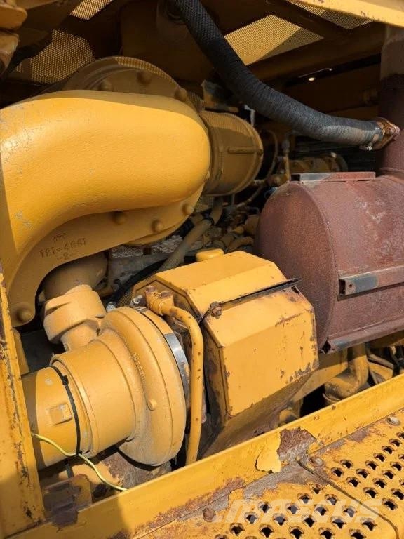 CAT D8R بلدوزرات مجنزرة