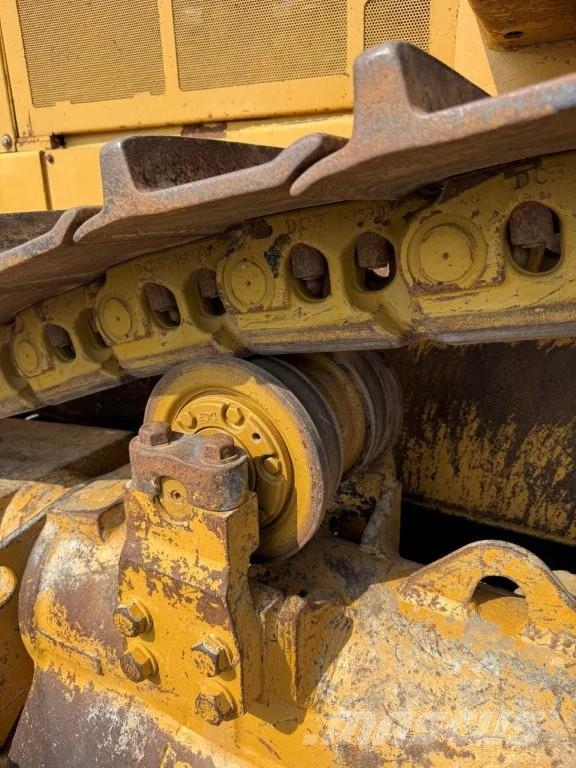 CAT D8R بلدوزرات مجنزرة
