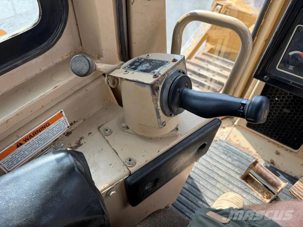CAT D8R بلدوزرات مجنزرة