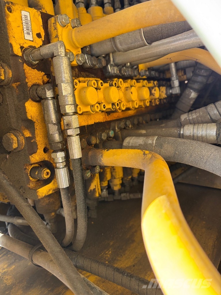 Komatsu PC 210 LC-10 حفارات زحافة