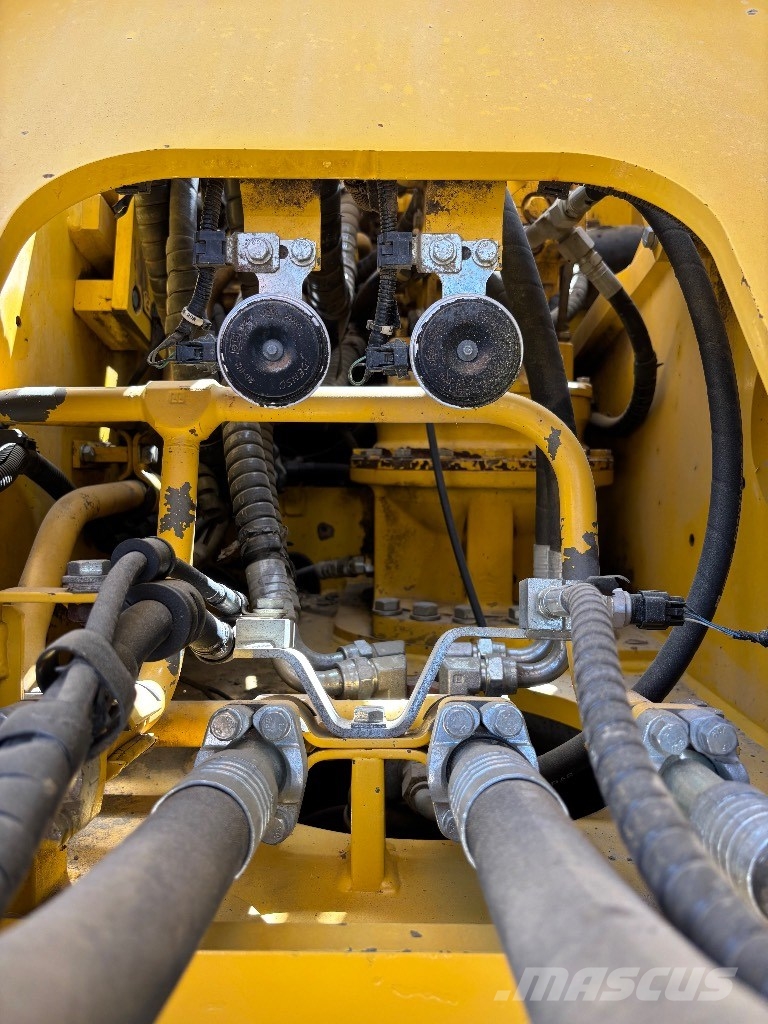 Komatsu PC 210 LC-10 حفارات زحافة