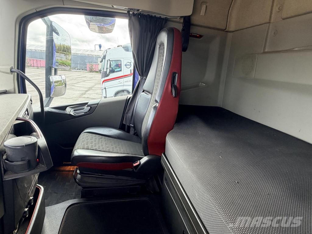 Volvo FH Perus siisti koukku Volvo. Hook lift trucks