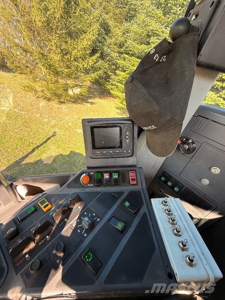 CLAAS Xerion 3800 Trac 3800 Trac Traktoriai