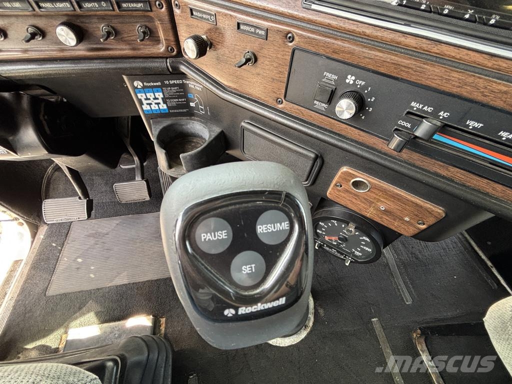 Freightliner FLD 112 6X4 10-Speed Rockwell, Cummins, Engine bra Chassis