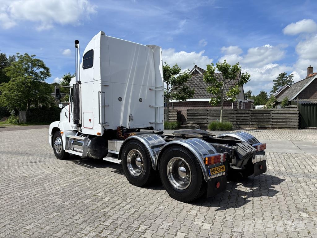 Freightliner FLD 112 6X4 10-Speed Rockwell, Cummins, Engine bra Chassis