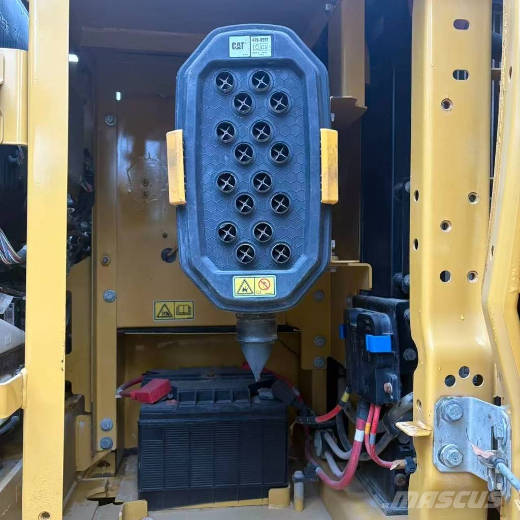 CAT 323 履带挖掘机