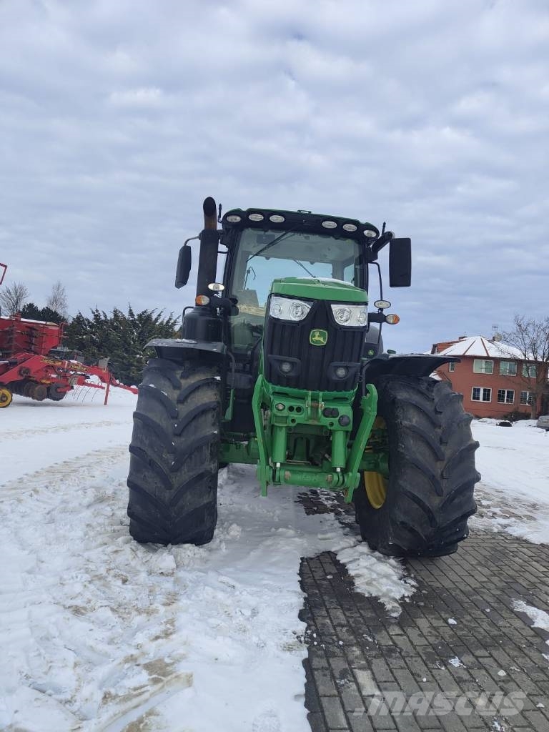 John Deere 6215 R AutoPower الجرارات