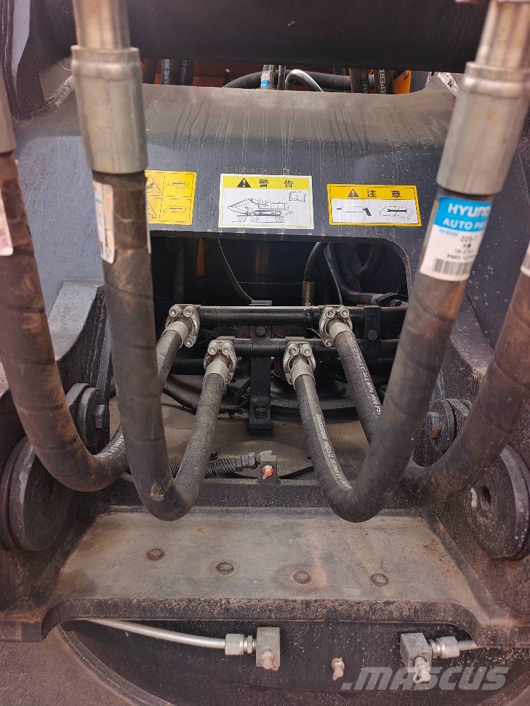 Hyundai HX 225 HD   3000 units excavators in stock Gravemaskiner på larvebånd