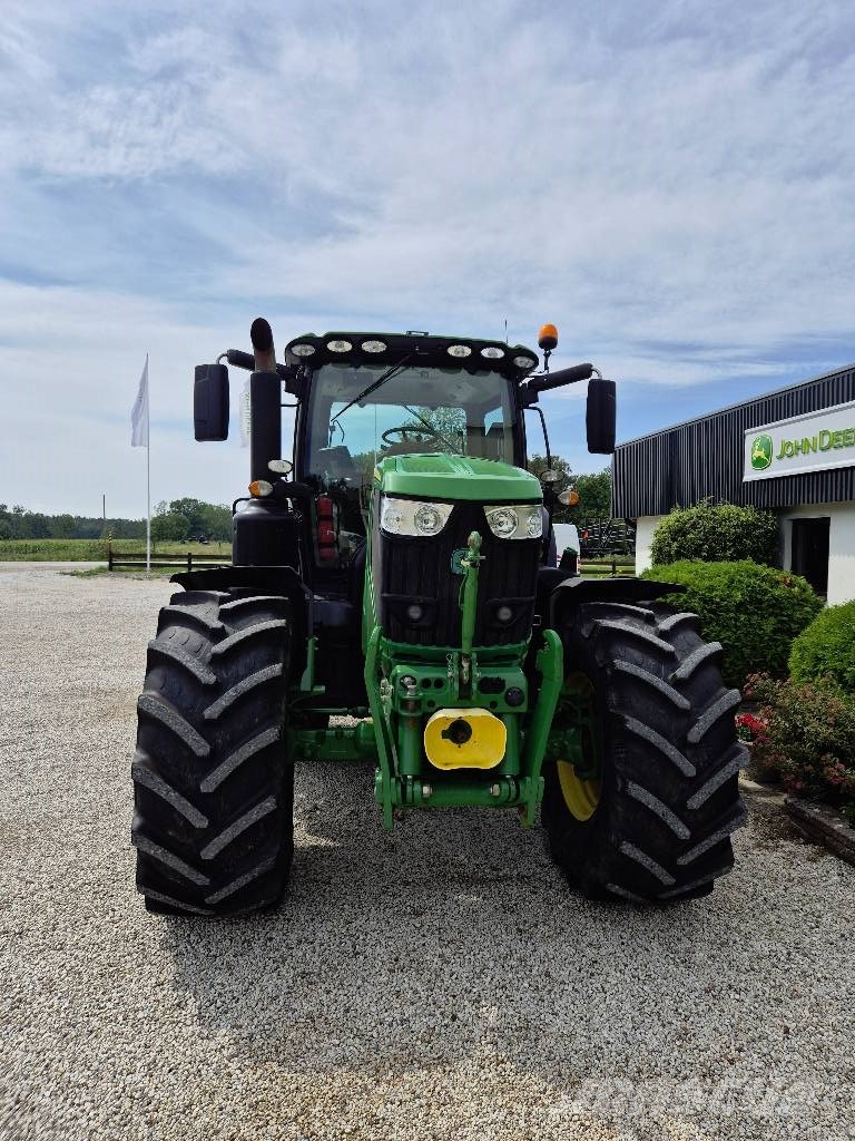 John Deere 6215R الجرارات