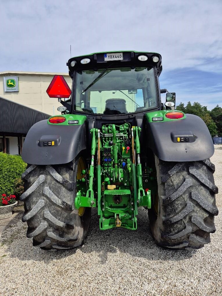 John Deere 6215R الجرارات