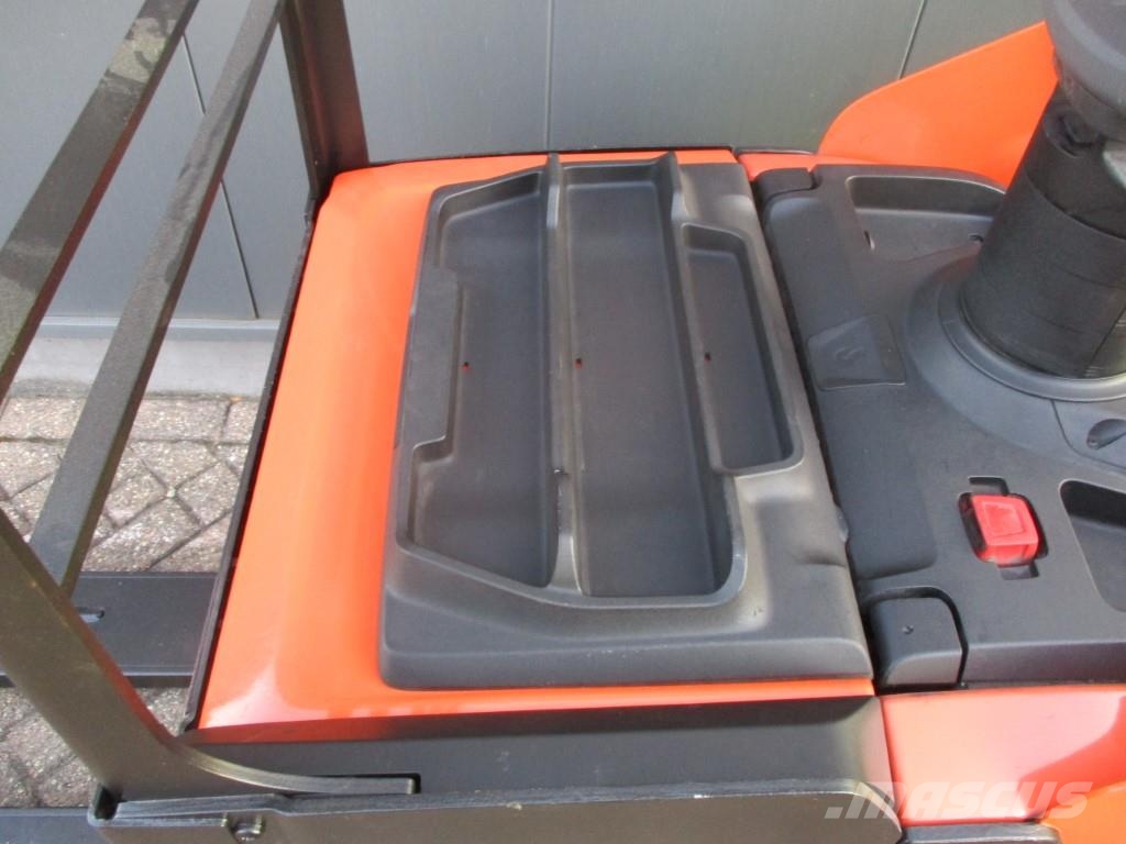 Toyota LPE250 Vezetőállásos alacsony emelőkocsi