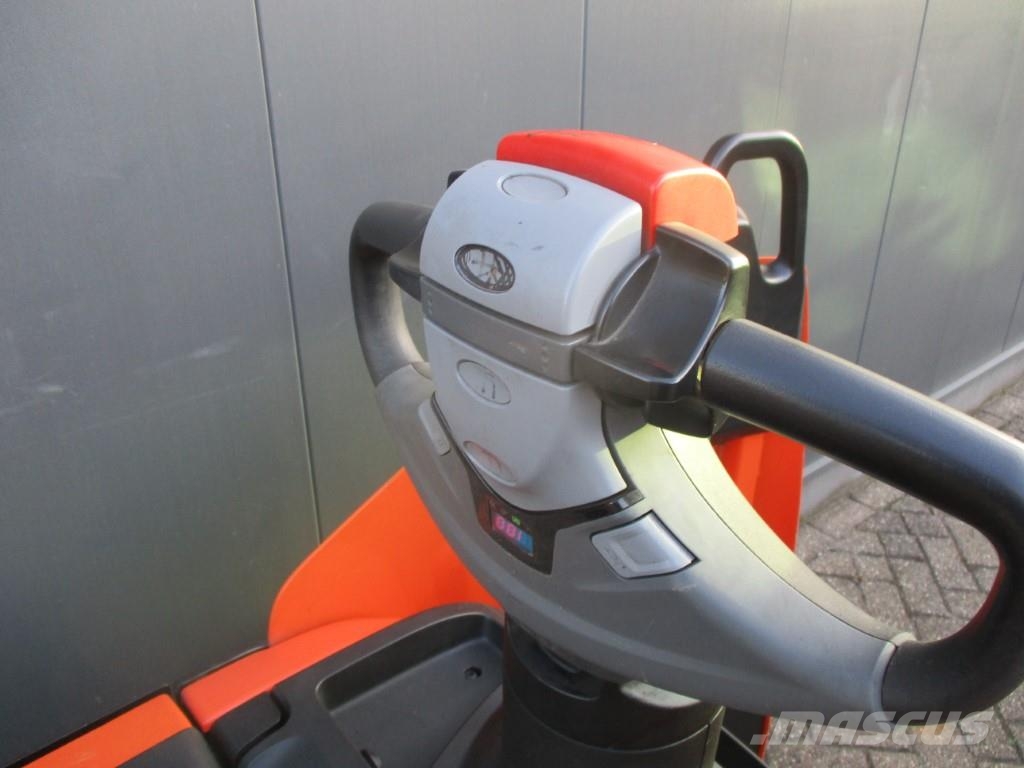 Toyota LPE250 Vezetőállásos alacsony emelőkocsi