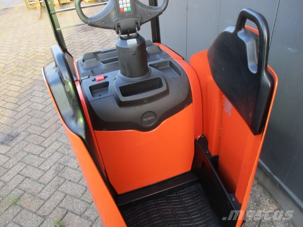Toyota LPE250 Vezetőállásos alacsony emelőkocsi