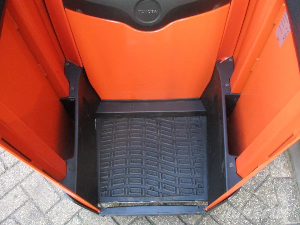 Toyota LPE250 Vezetőállásos alacsony emelőkocsi