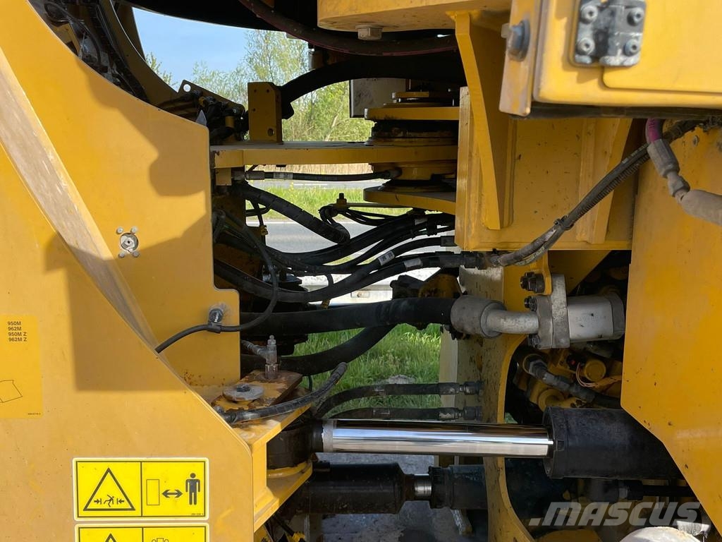 CAT 962M لوادر بعجل