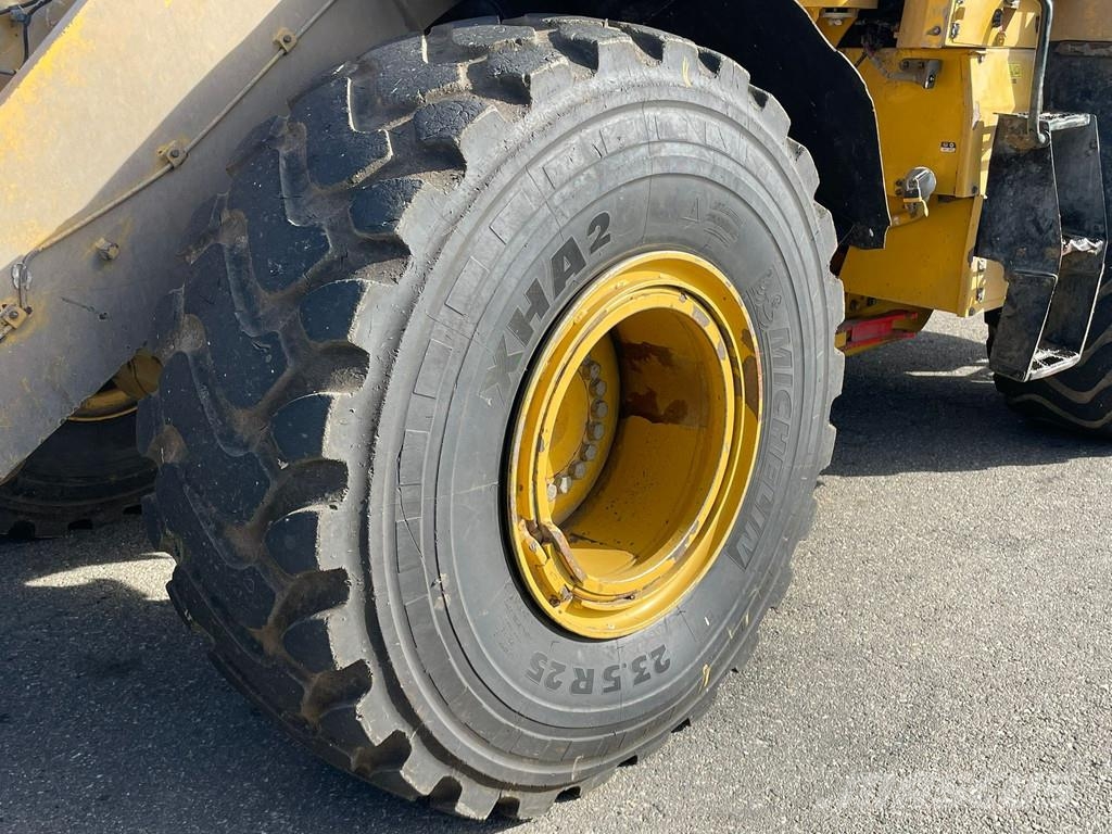 CAT 962M لوادر بعجل