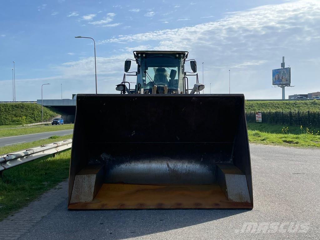 CAT 962M لوادر بعجل