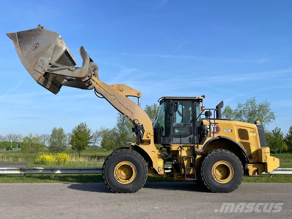 CAT 962M لوادر بعجل