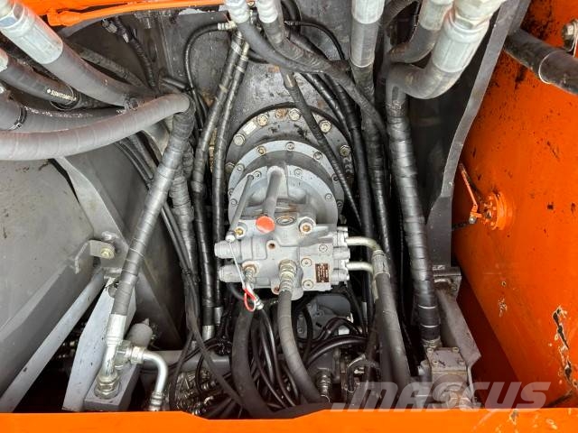 Hitachi ZX 210 LC-5B حفارات زحافة