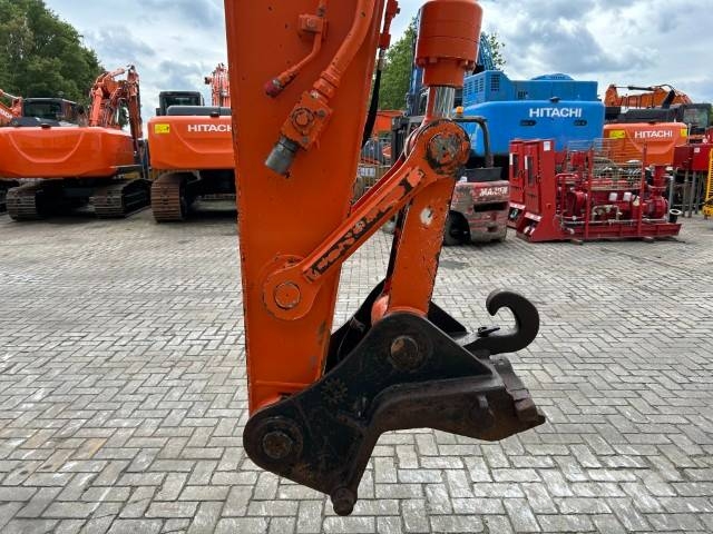 Hitachi ZX 210 LC-5B حفارات زحافة