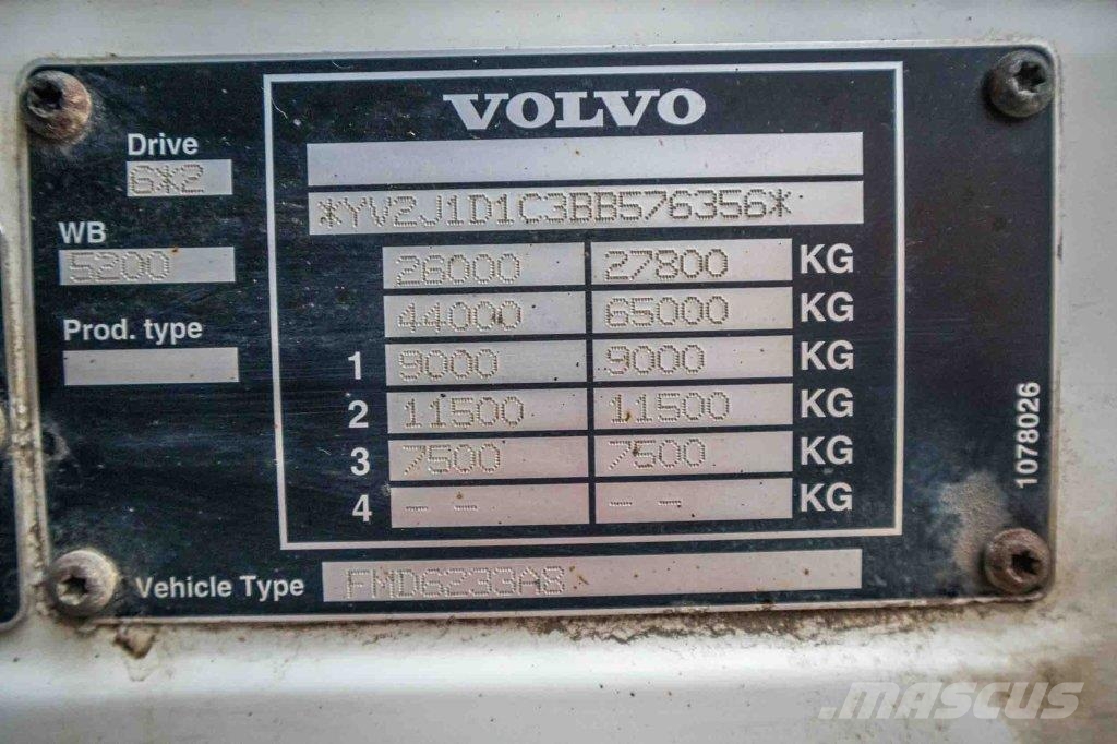 Volvo FM 330+10 pneus/tires-intarder Camiones de caja de lona