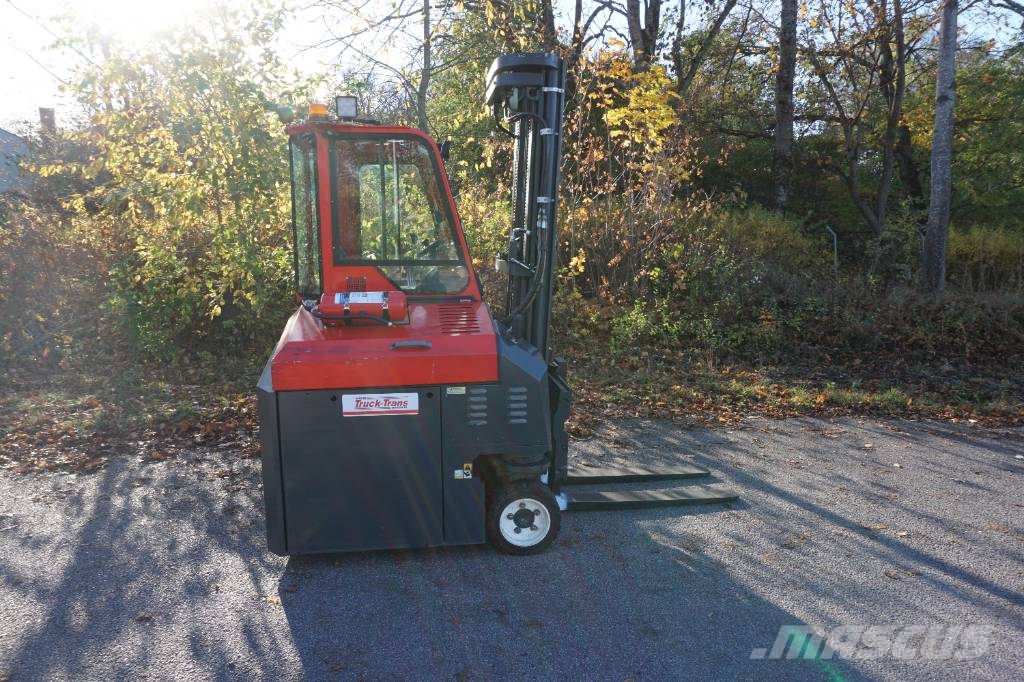 Combilift CBE3000 Viljuškari sa 4-stranskim dohvatom