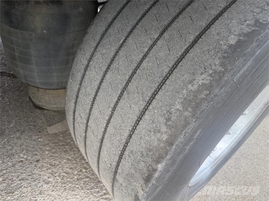 Kögel Iný model VIN 654 篷布半拖車