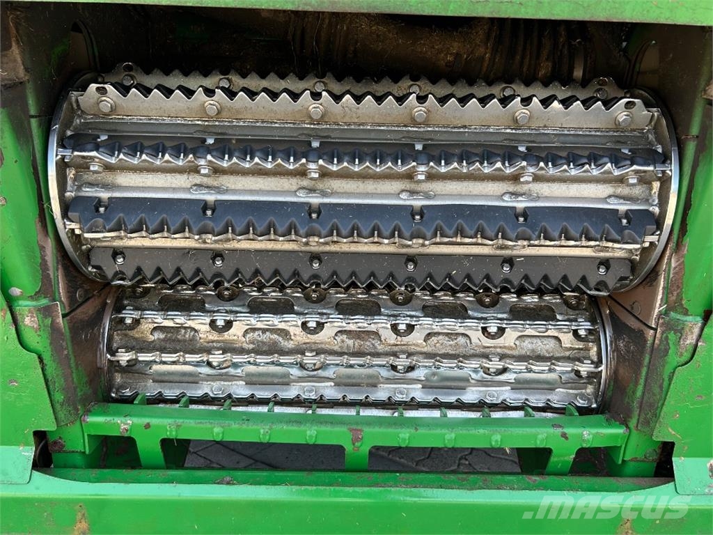 John Deere 9900 حصادات الأعلاف